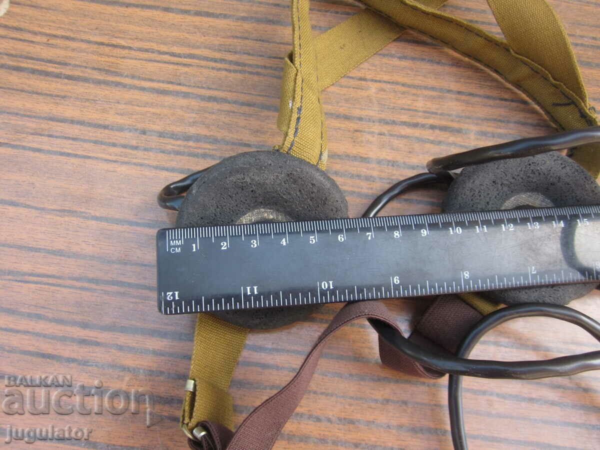 Παράδοση παλιά στρατιωτικά ακουστικά από στρατιωτικό ραδιοφωνικό σταθμό