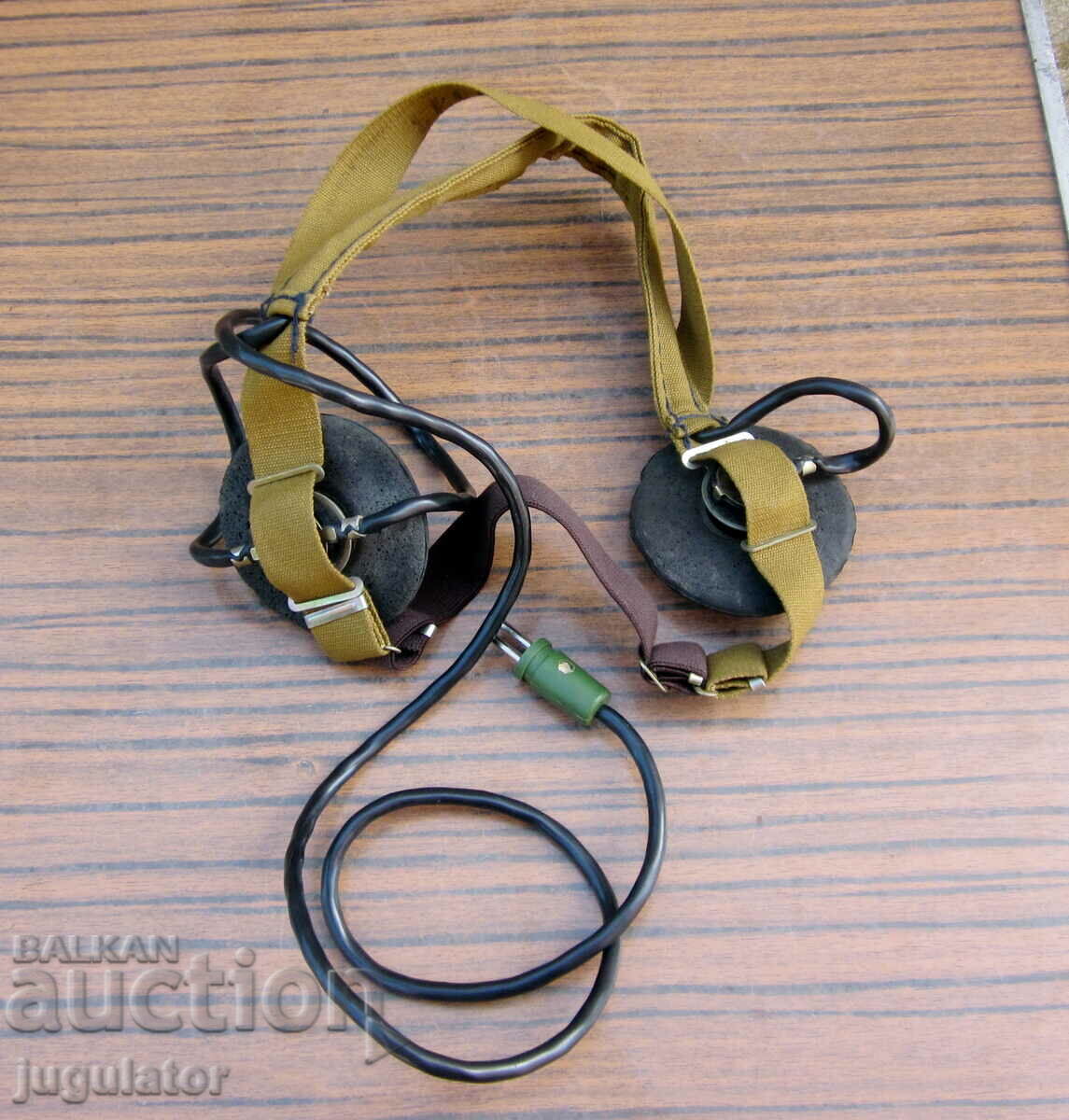 παλιά στρατιωτικά ακουστικά από στρατιωτικό ραδιοφωνικό σταθμό
