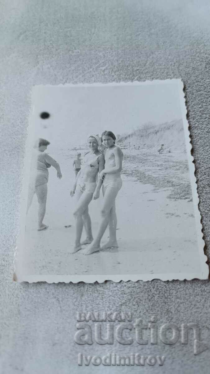 Fotografie Ravda Băiat și fată pe plajă 1978