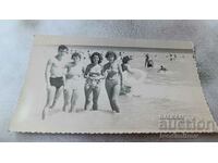 Снимка Мъж и три жени на брега на морето