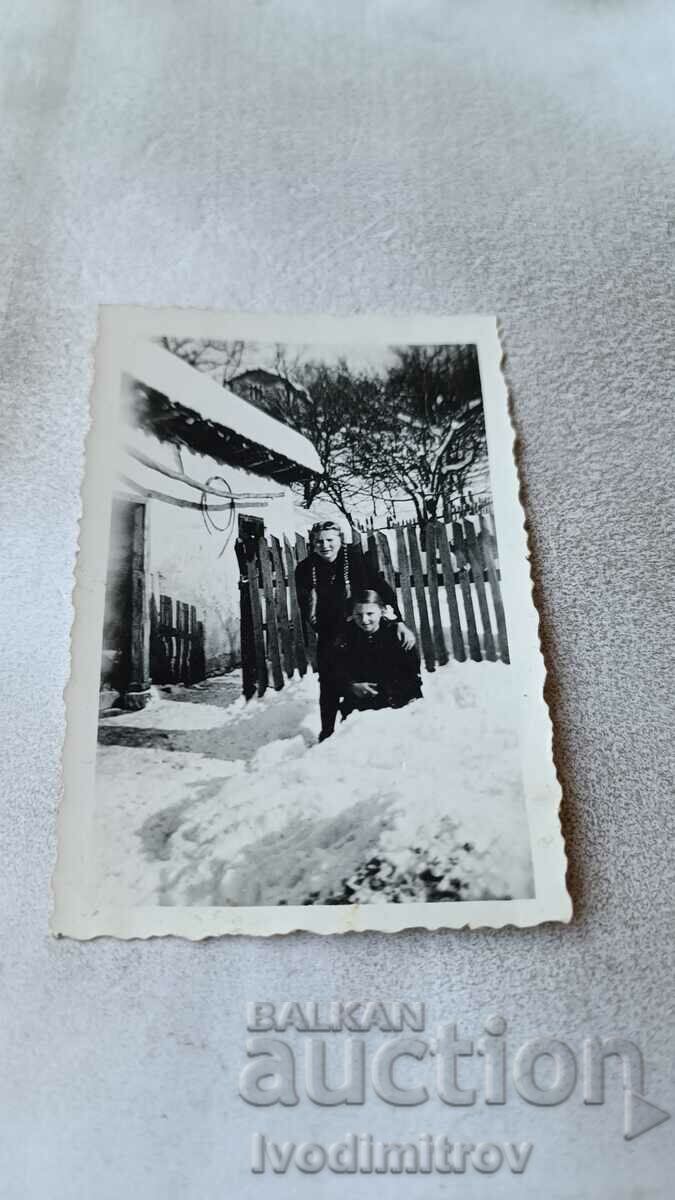 Foto Donmieva Hanu Două fete tinere 1944