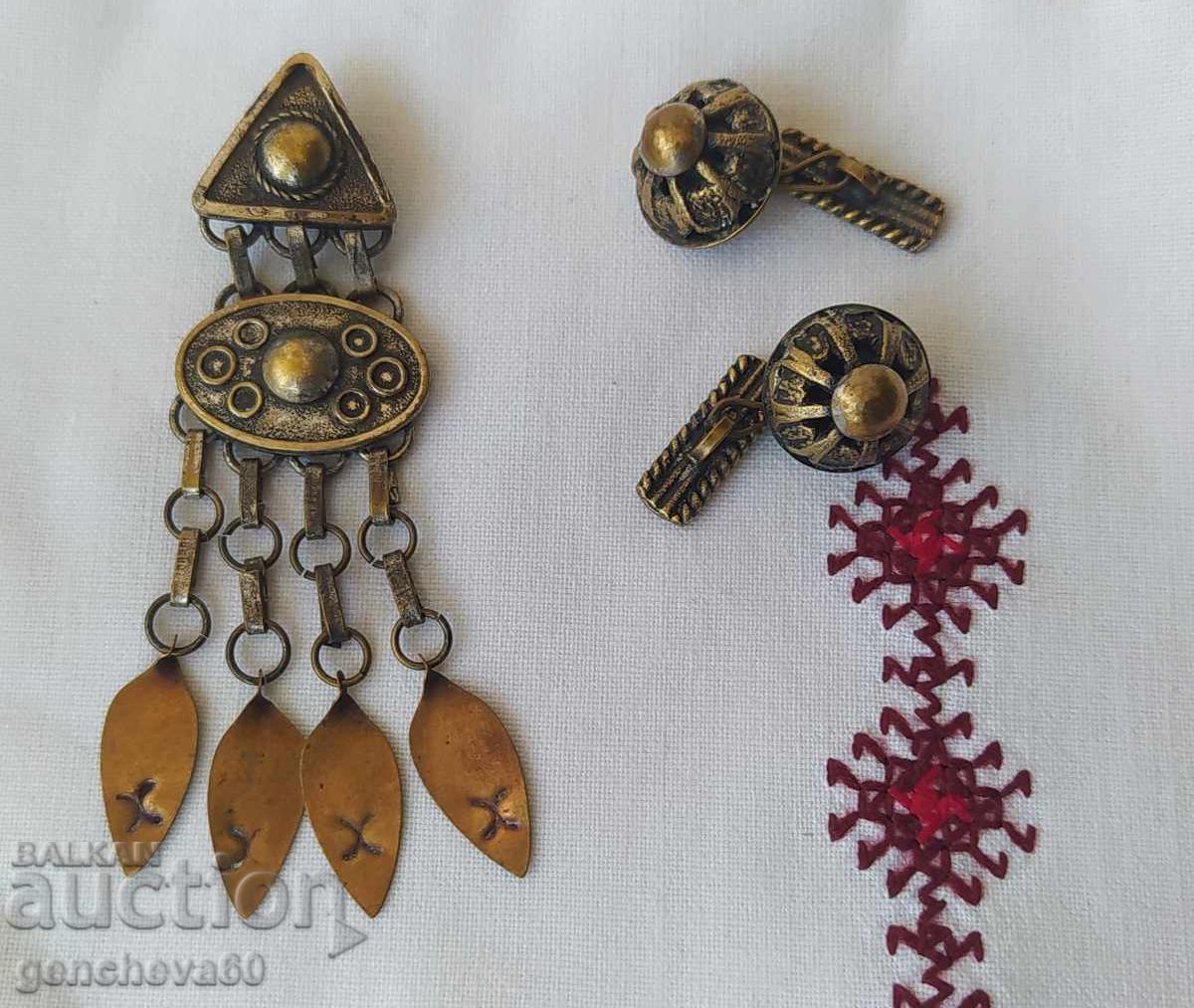 Auction Revival-era decorative pins, button-like ornaments/cloth Auction Revival-era decorative pins, button-like ornaments/cloth