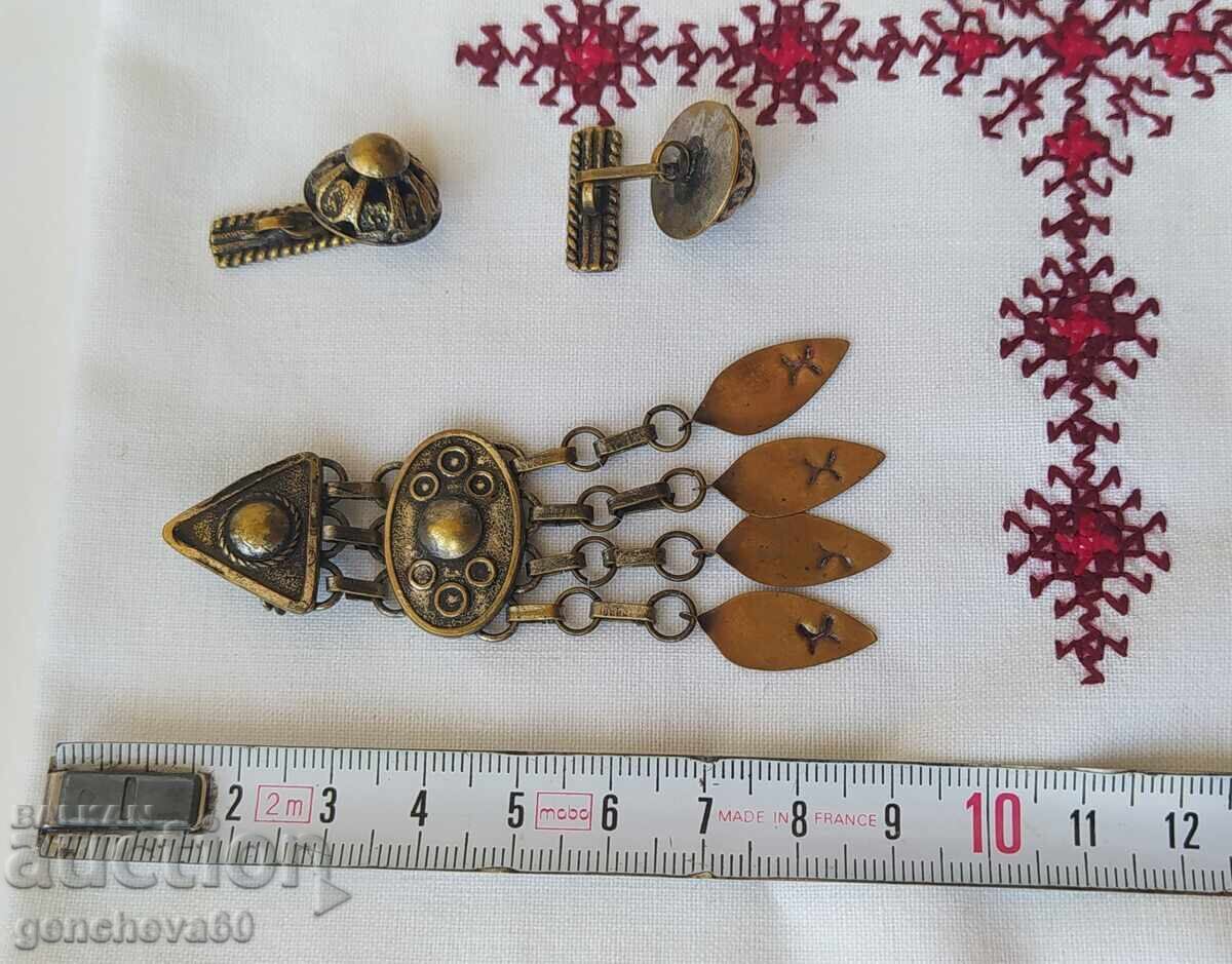 Delivery of Revival-era decorative pins, button-like ornaments/cloth Delivery of Revival-era decorative pins, button-like ornaments/cloth