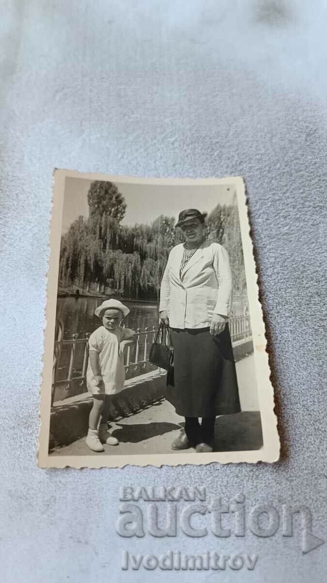 Снимка София Жена и малко момиченце покрай езеро 1939