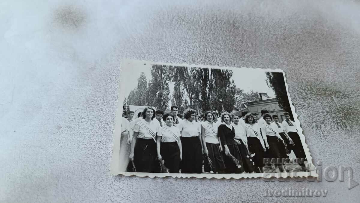 Снимка София Ученички с ленти Отличник на манифестация 1958