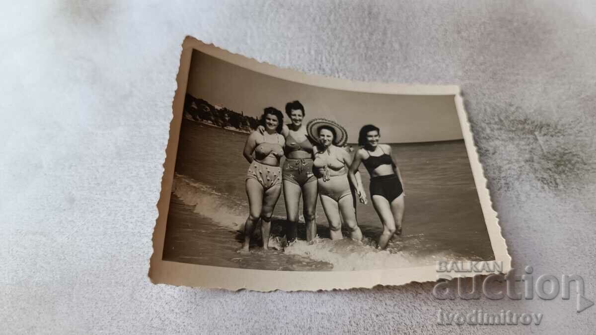 Fotografie Patru femei pe plajă
