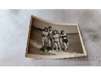 Φωτογραφία Τέσσερις γυναίκες στην παραλία