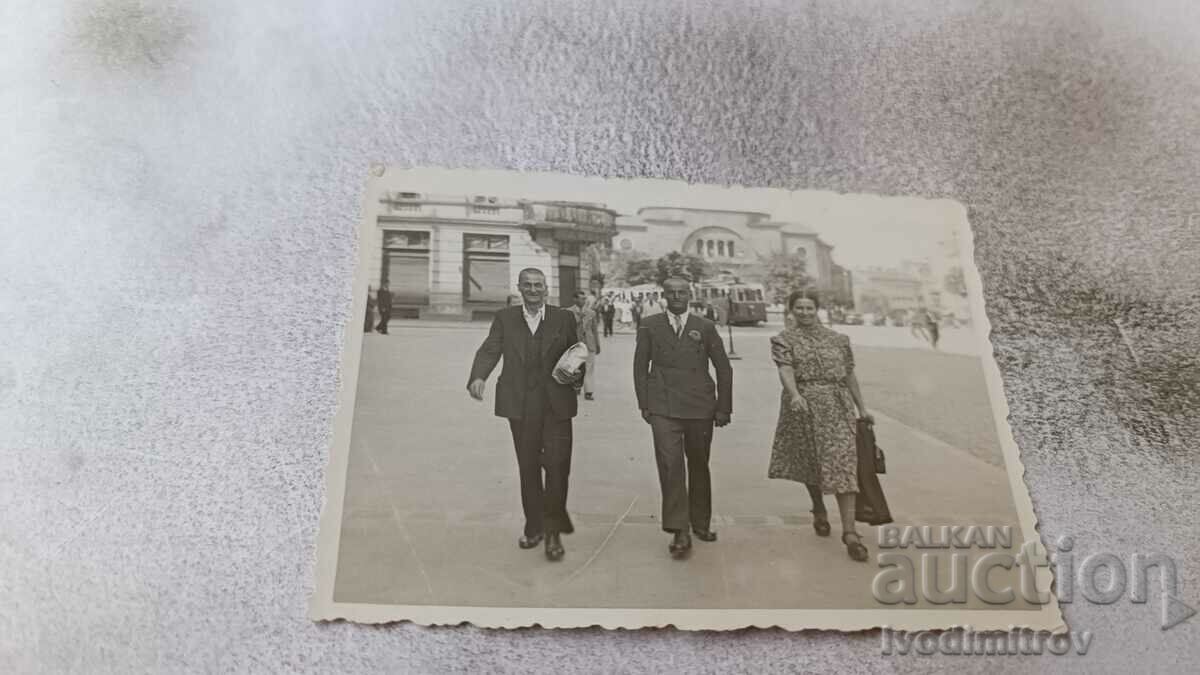 Photo Sofia Two men and a woman in front of the Courthouse 1942