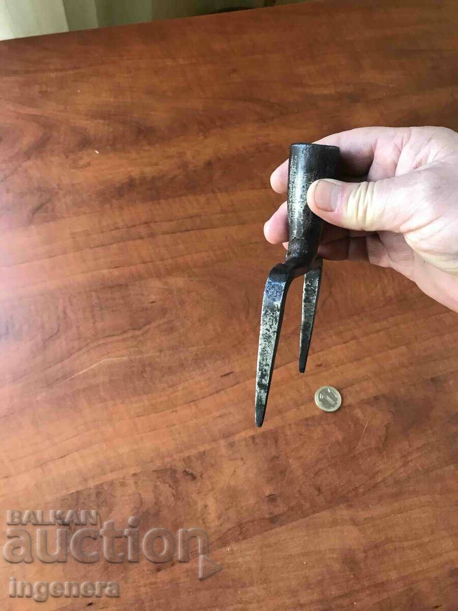 Delivery of DOUBLE-TOOTH AN OLD AGRICULTURAL FORGED TOOL Delivery of DOUBLE-TOOTH AN OLD AGRICULTURAL FORGED TOOL