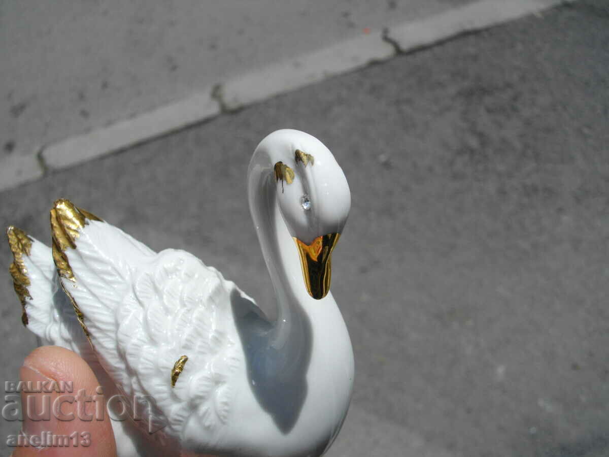 Auction OLD CAPODIMONTE PORCELAIN SWAN Auction OLD CAPODIMONTE PORCELAIN SWAN