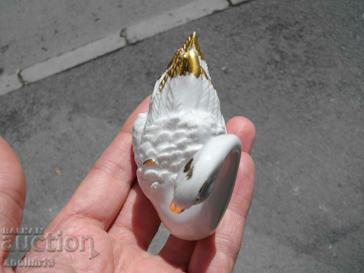 Delivery of OLD CAPODIMONTE PORCELAIN SWAN Delivery of OLD CAPODIMONTE PORCELAIN SWAN