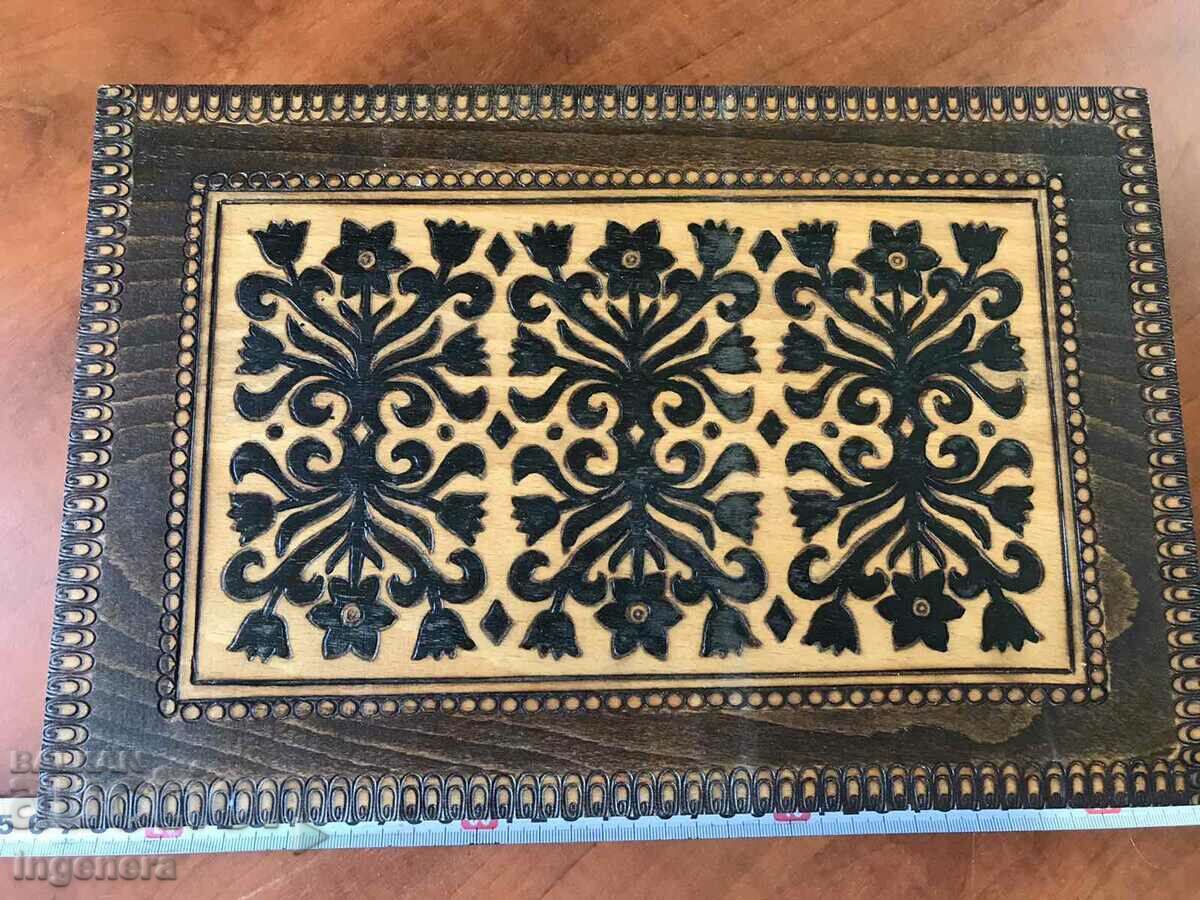 CUTIE LEMN PIROGRAF DESEN ANTICHI DIN SOCA MOSTRA cu preț 48.00 BGN | € 24.54