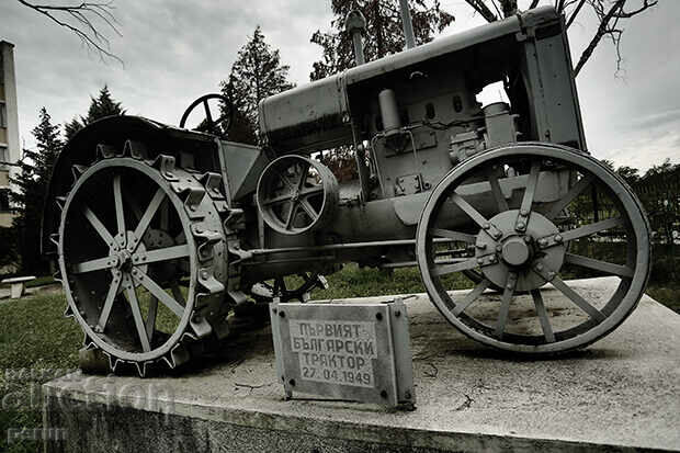 KTZ-Karlovski Tractor Plant-Soc-Lot 2 badges with price 9.99 BGN | € 5.11 KTZ-Karlovski Tractor Plant-Soc-Lot 2 badges with price 9.99 BGN | € 5.11