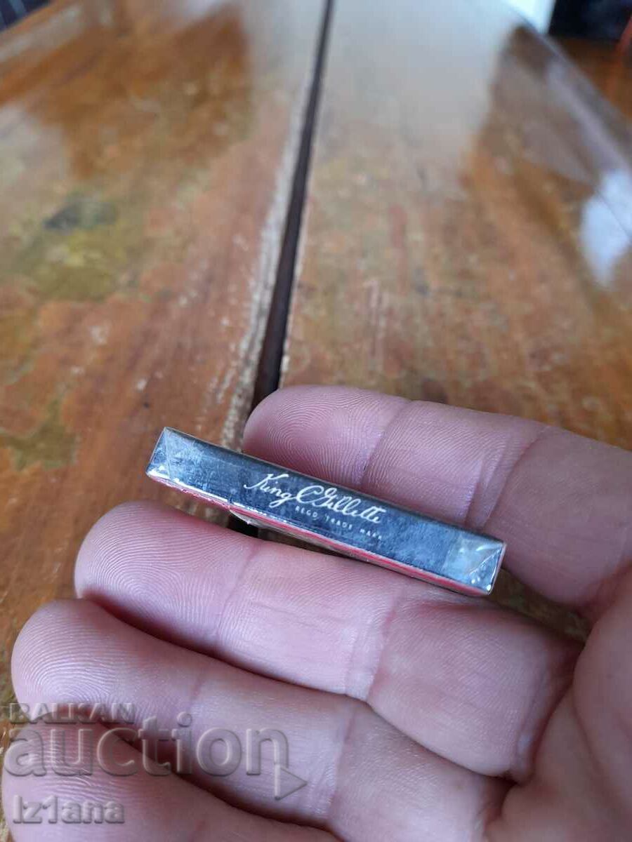 Auction Old Gillette Thin razor blades Auction Old Gillette Thin razor blades