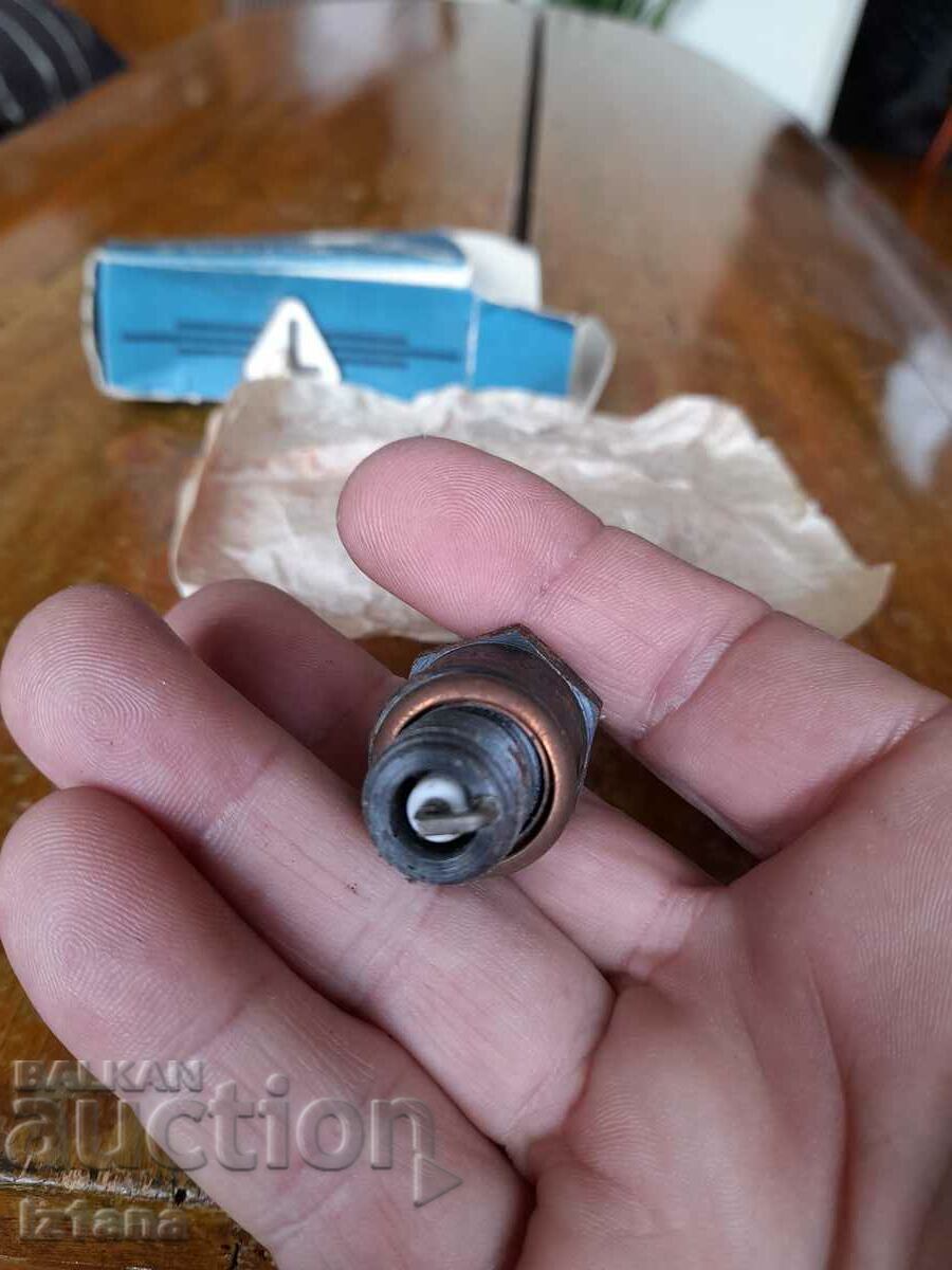 Доставка на Стара запалителна свещ Triumf Доставка на Стара запалителна свещ Triumf