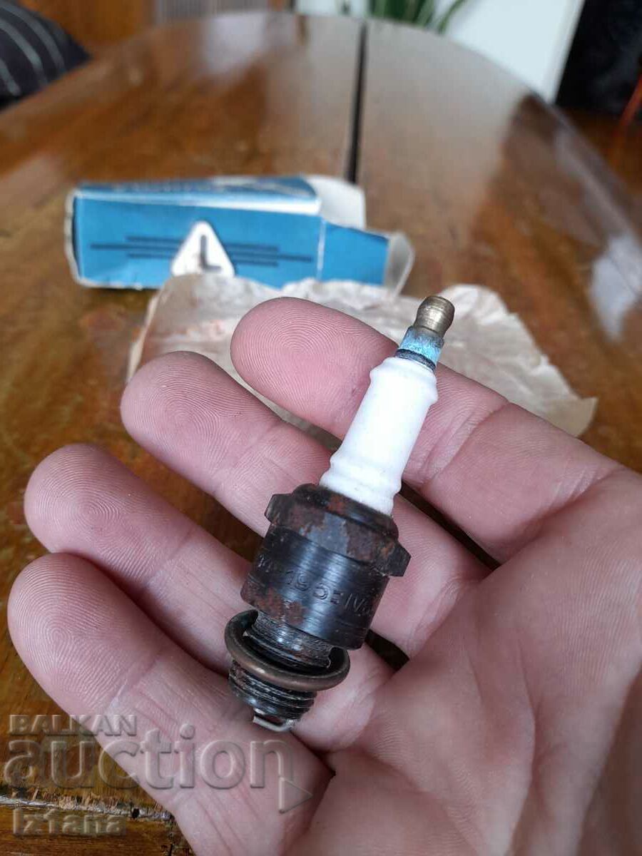 Стара запалителна свещ Triumf - 5 Стара запалителна свещ Triumf - 5