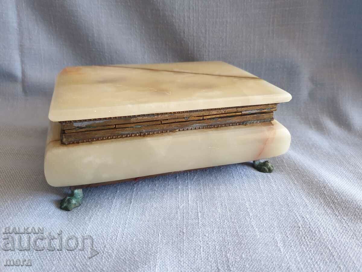 Μαρμάρινη αντίκα κοσμηματοθήκη με τιμή 80.00 BGN | € 40.90 Μαρμάρινη αντίκα κοσμηματοθήκη με τιμή 80.00 BGN | € 40.90