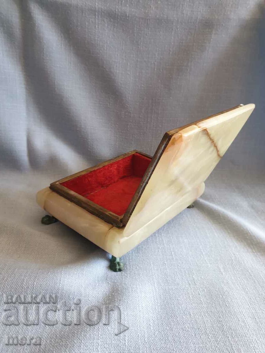 Παράδοση Μαρμάρινη αντίκα κοσμηματοθήκη Παράδοση Μαρμάρινη αντίκα κοσμηματοθήκη