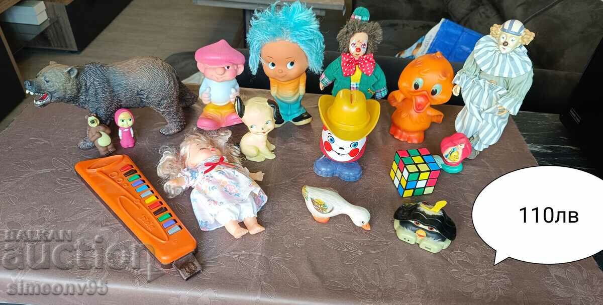 O mulțime de jucării vechi