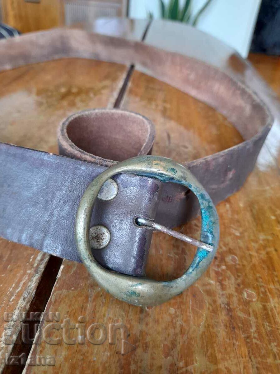 Curea veche din piele cu preț 43.00 BGN | € 21.99 Curea veche din piele cu preț 43.00 BGN | € 21.99