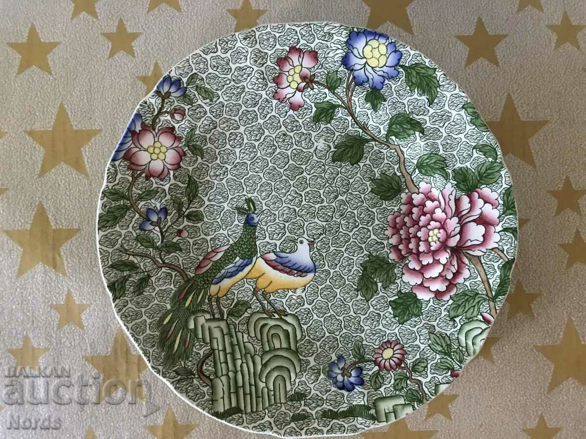 Красива порцеланова чиния