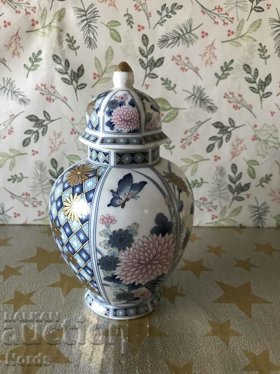 O vaza frumoasa de portelan