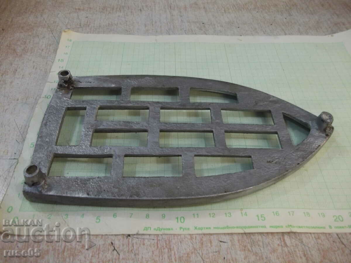 Παράδοση Σιδερένια βάση από μέταλλο - 1 Παράδοση Σιδερένια βάση από μέταλλο - 1