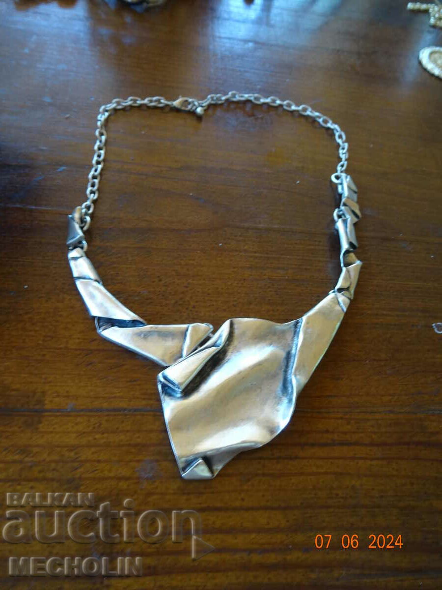 Delivery of BEAUTIFUL NECKLACE 2 Delivery of BEAUTIFUL NECKLACE 2