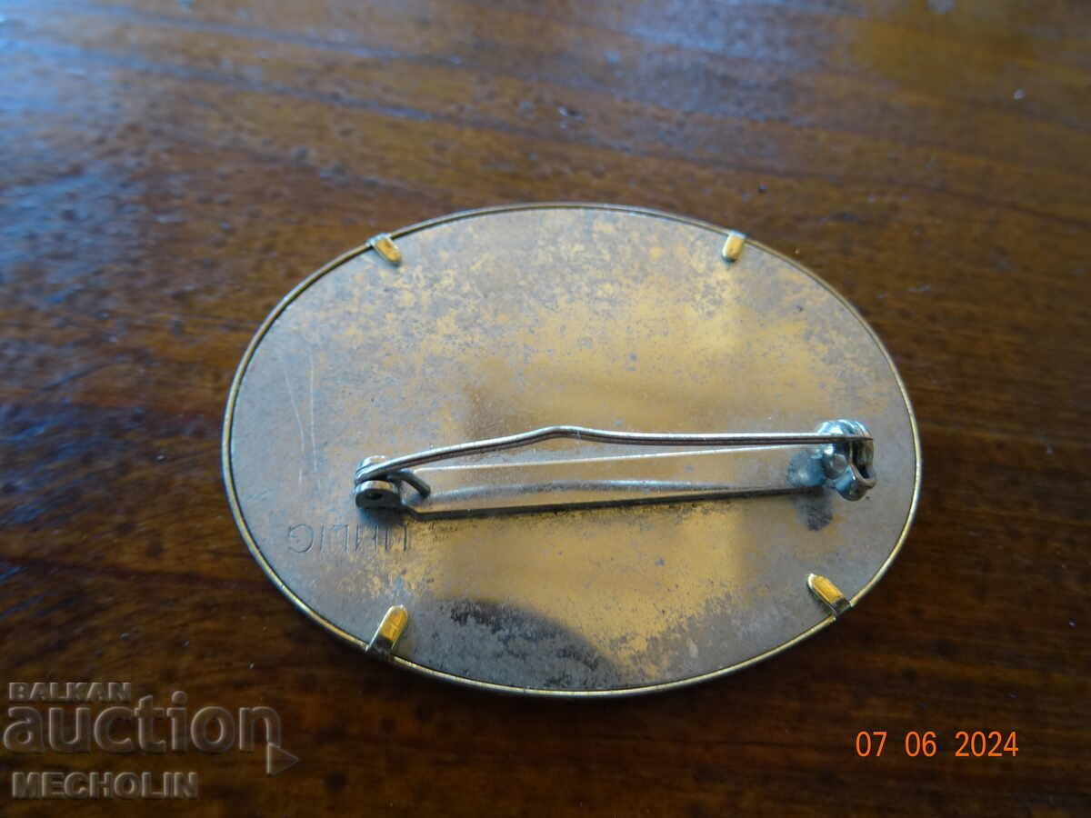 BEAUTIFUL BROOCH 4 - 5 BEAUTIFUL BROOCH 4 - 5