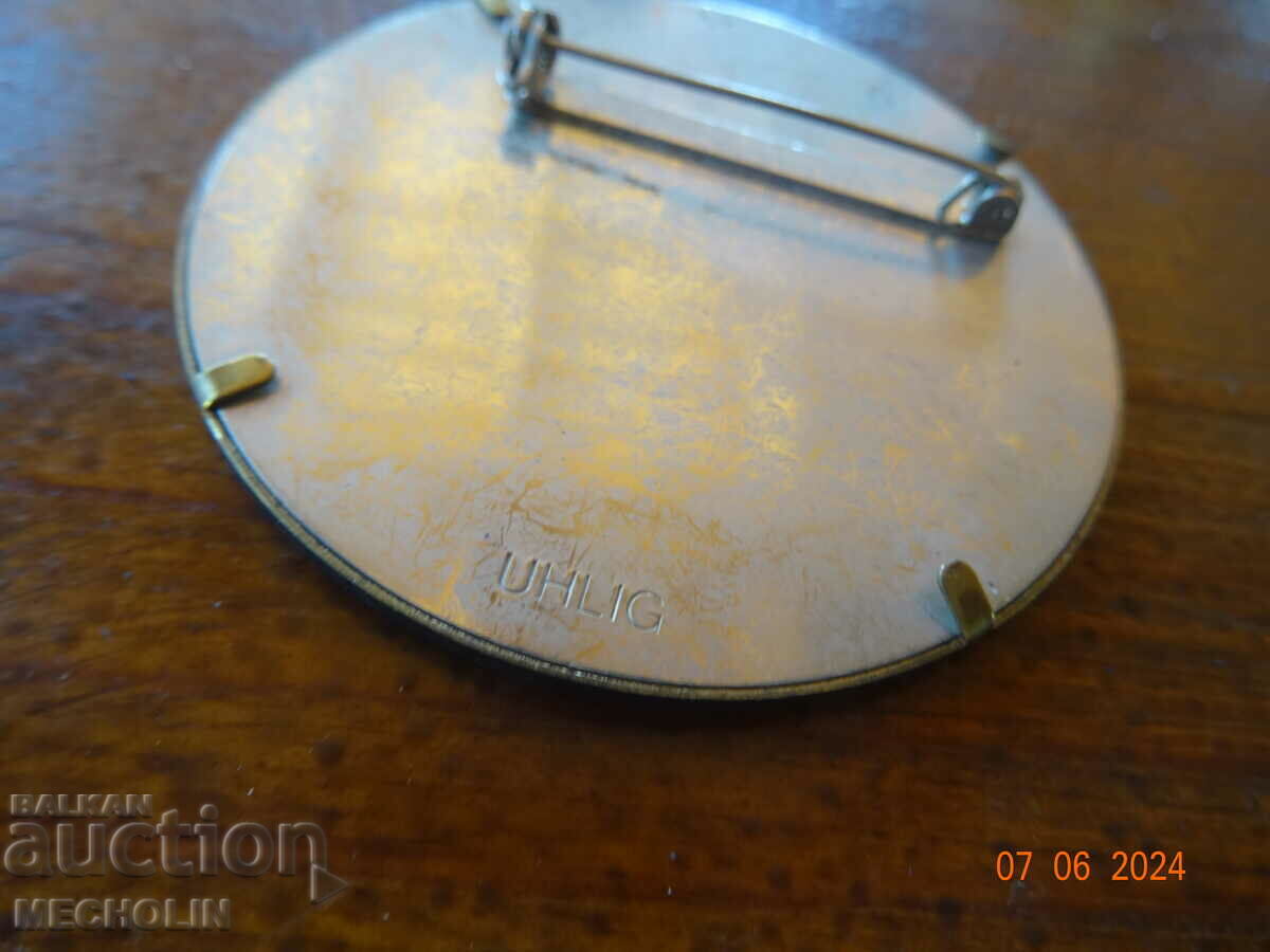 BEAUTIFUL BROOCH 5 - 6 BEAUTIFUL BROOCH 5 - 6