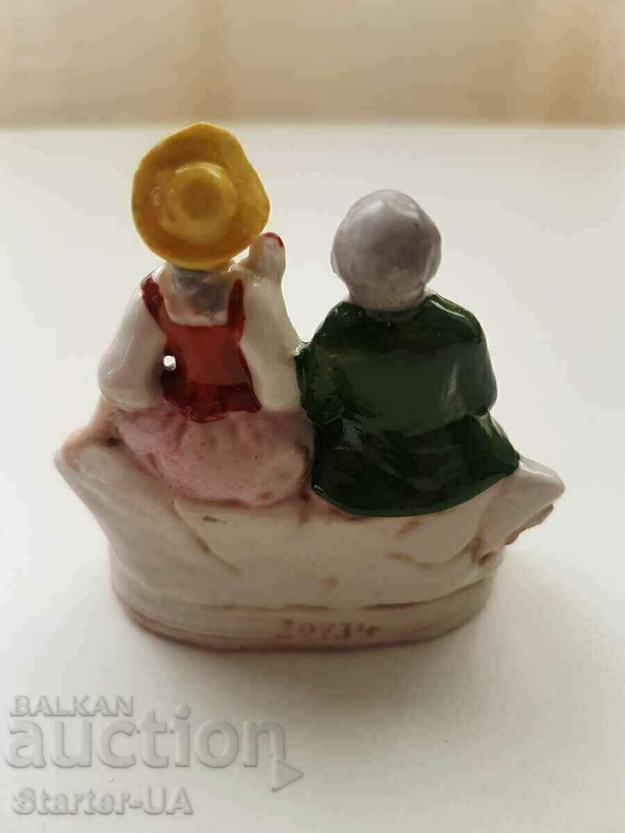 Δημοπρασία Μια μικρή φιγούρα με ένα σημάδι. Δημοπρασία Μια μικρή φιγούρα με ένα σημάδι.