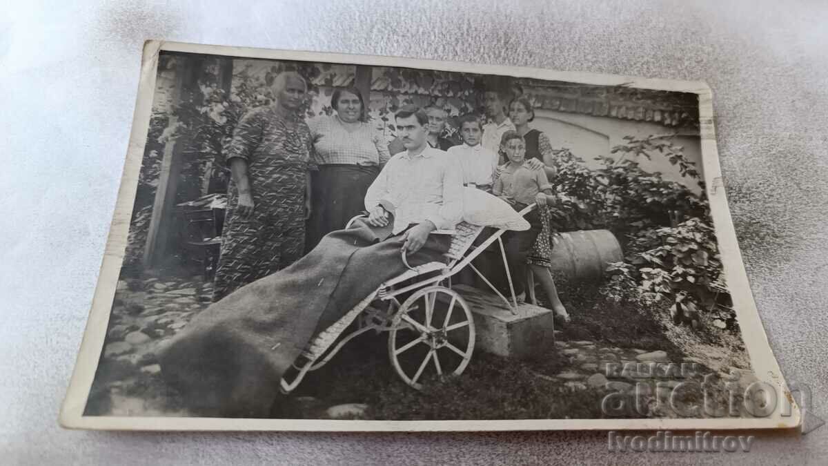 Fotografie Ruse Un bărbat bolnav, femei și copii în curte 1933