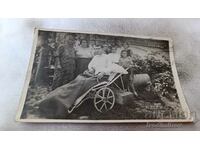 Снимка Русе Болен мъж жени и деца в двора 1933