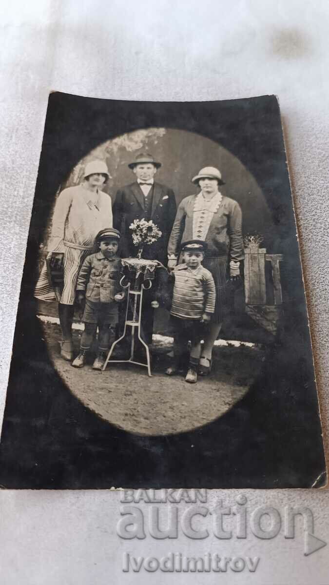 Снимка Русе Мъж две жени и две деца 1930