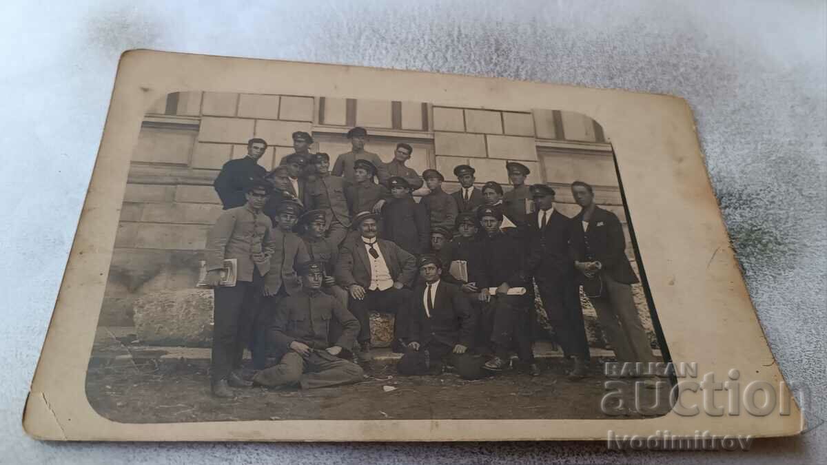 С-ка Русе Уленици от V -б клас със своя учител в двора 1921