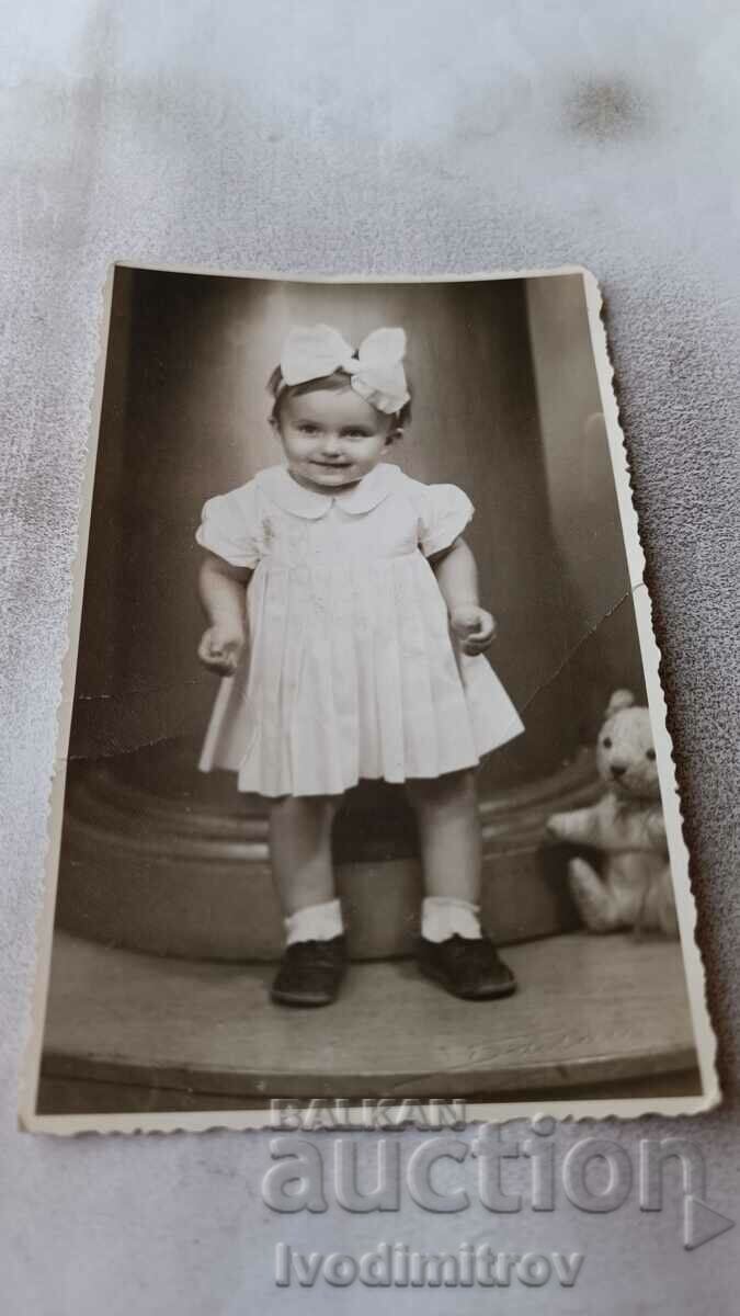 Снимка Русе Малко момиченце в бяла рокличка 1944