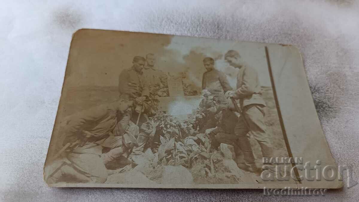 Doamna Ruse Ofițeri și soldați la mormântul unui tovarăș căzut în 1918