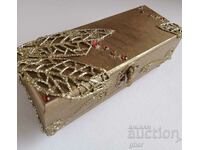 Позлатена дървена кутия за бижута с позлатени орнаменти.