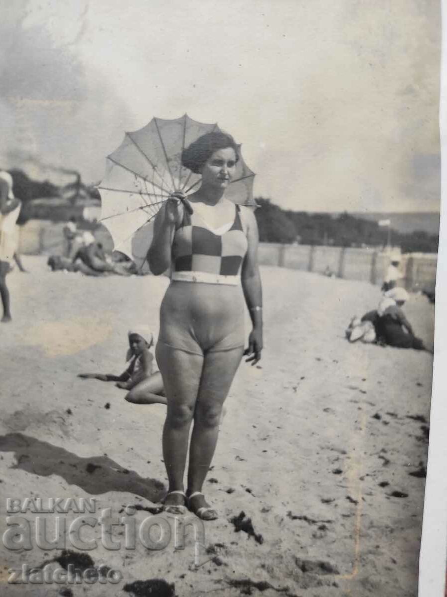 Стара снимка Царство България - жена на плаж, Варна с цена 10.00 лв. | € 5.11 Стара снимка Царство България - жена на плаж, Варна с цена 10.00 лв. | € 5.11