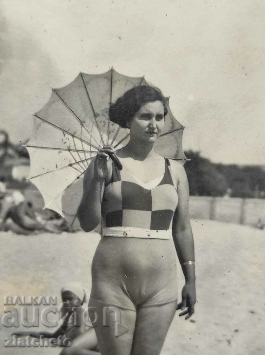 Аукцион Стара снимка Царство България - жена на плаж, Варна Аукцион Стара снимка Царство България - жена на плаж, Варна