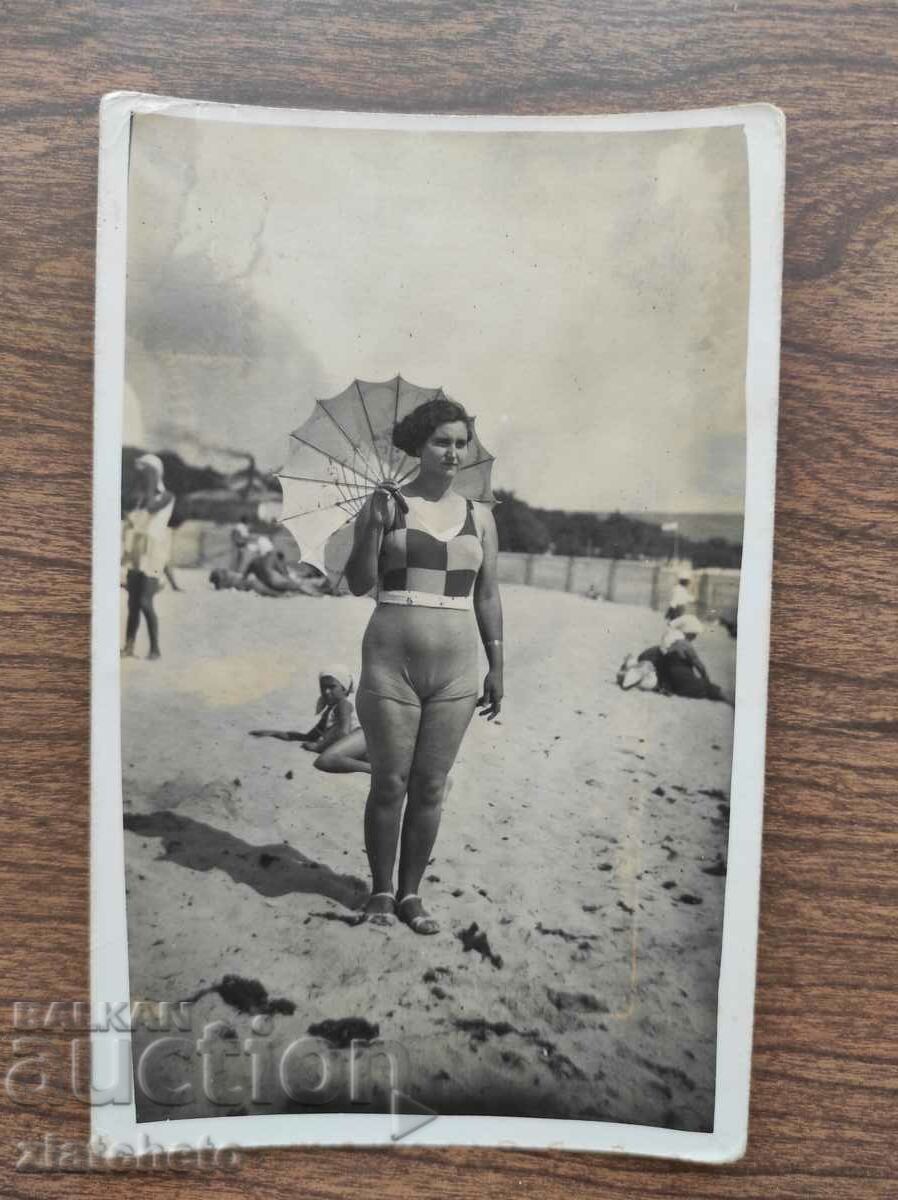 Fotografie veche Regatul Bulgariei - femeie pe plajă, Varna