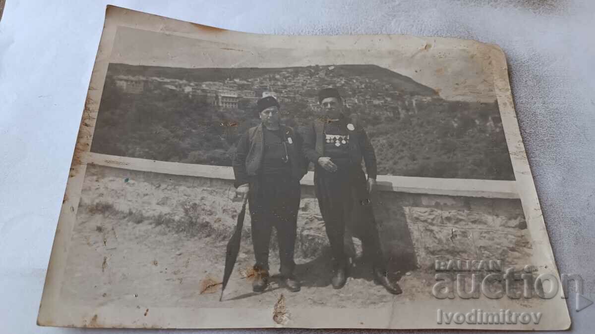 Photo Soldier with decorations and an elderly man Photo Soldier with decorations and an elderly man