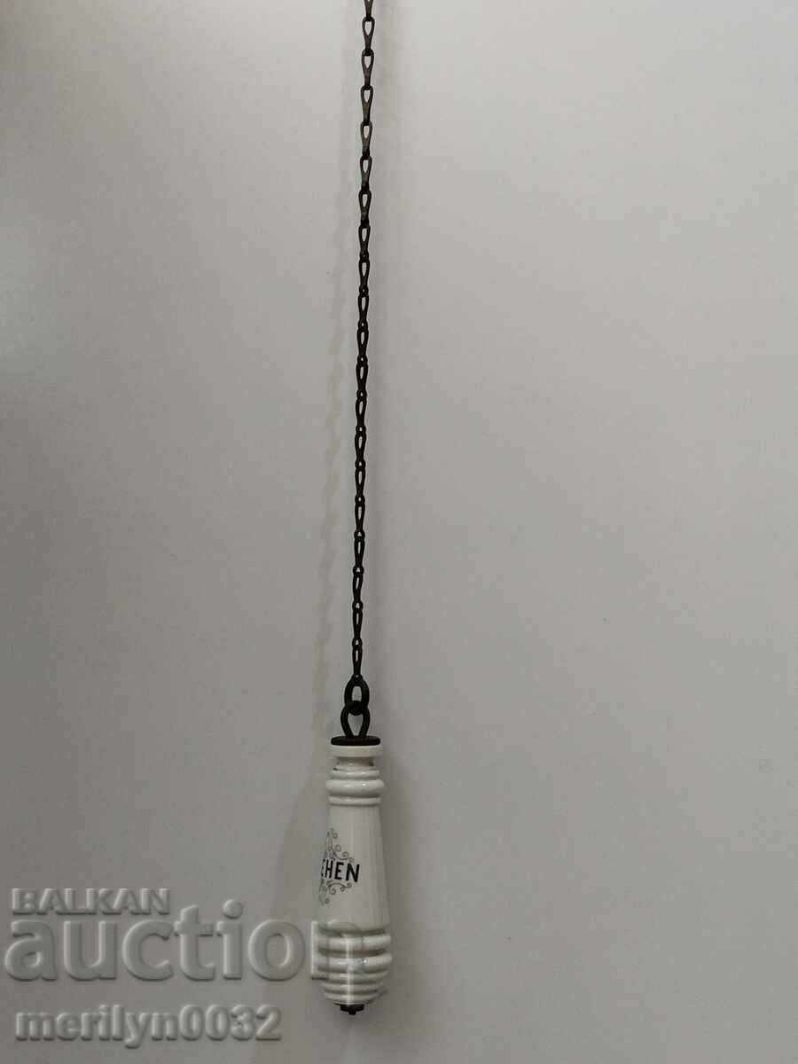 Παράδοση Λαβή πορσελάνης με αλυσίδα εξαερισμού από του 20ου αιώνα Παράδοση Λαβή πορσελάνης με αλυσίδα εξαερισμού από του 20ου αιώνα