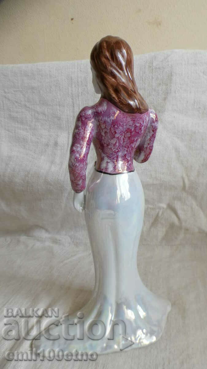 Delivery of Figure Beautiful lady porcelain Romania Delivery of Figure Beautiful lady porcelain Romania