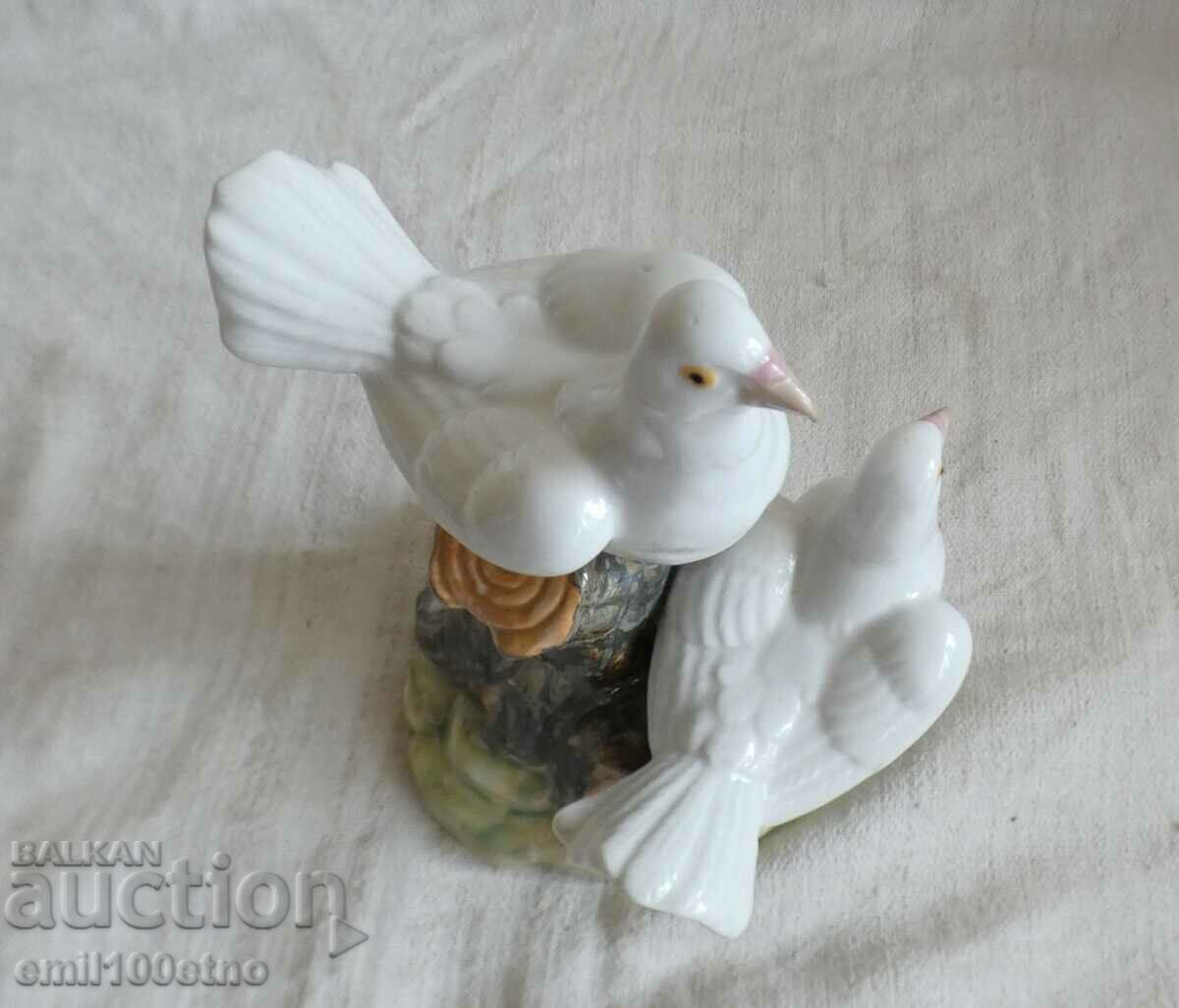 Delivery of Figure Pair of pigeons porcelain TENGRA hand made Spain