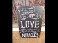 Метална табела надпис послание Голяма любов прави чудеса