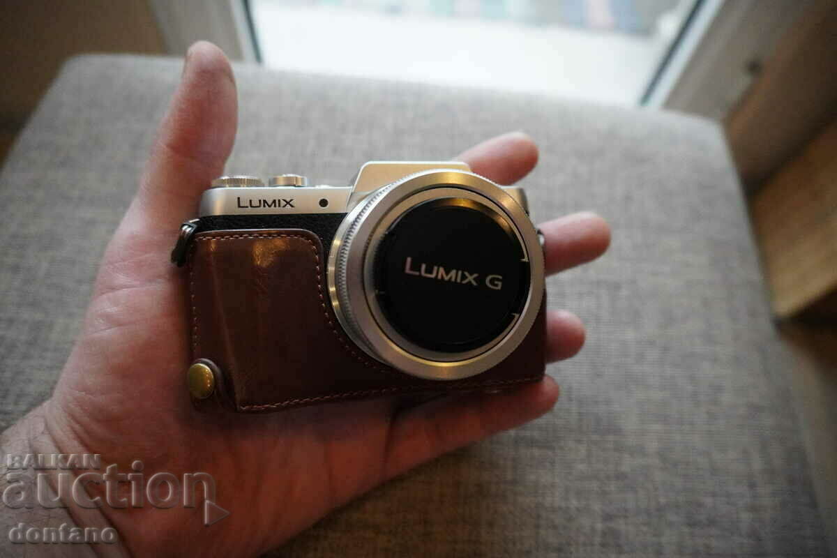 New Panasonic LUMIX GF7 + lens, tripod and case with box