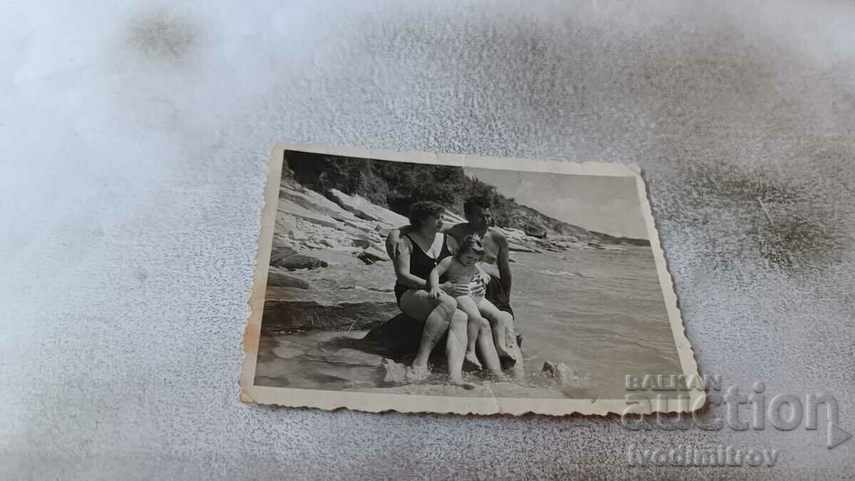 Fotografie Bărbat femeie și fetiță pe plajă