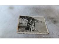 Снимка Мъж жена и малко момиче на брега на морето