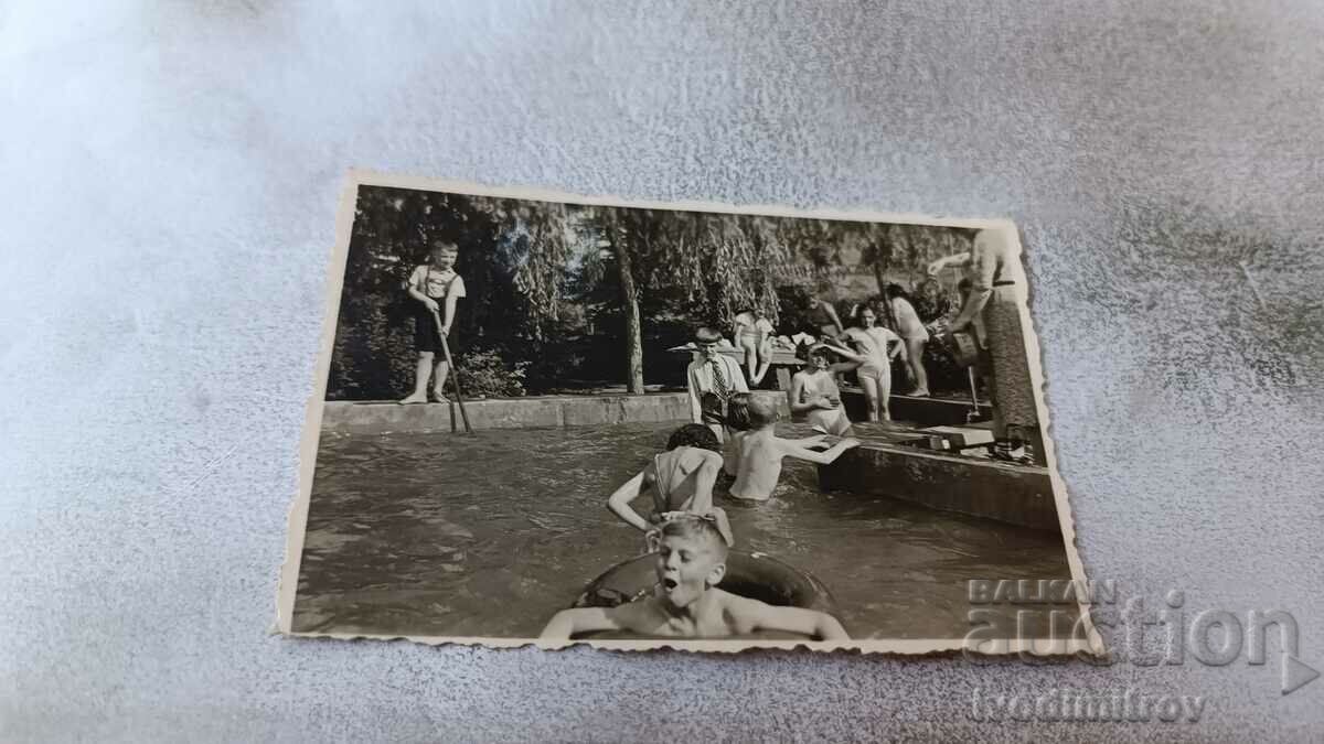 Foto Copii într-o piscină